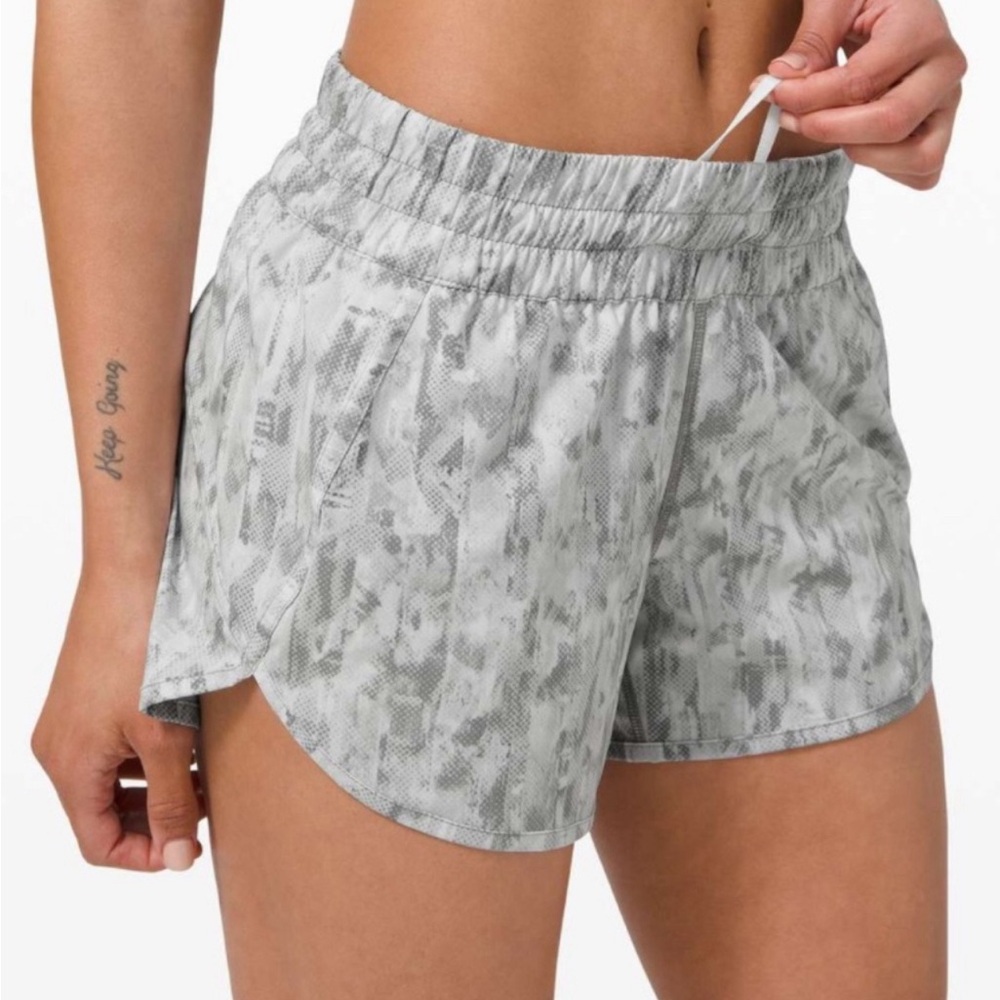 Lululemon Athletica Tracker LR Short Size 6 Elastic Waist